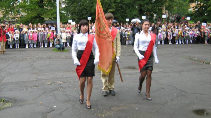 Школа стоять "Смирно". Вынос знамени лицея.