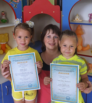Лебедева Полина, Белова Николь, лауреаты конкурса «Детский проект – 2013» со своим руководителем