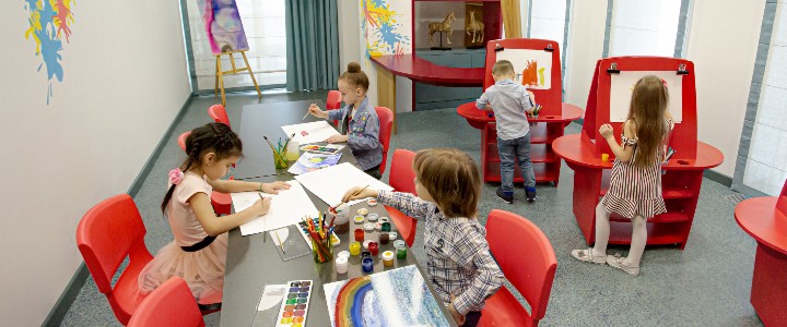  В художественной студии юные художники рисуют красками, карандашами, углем, осваивают разные техники.