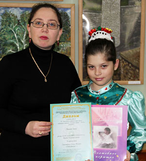 Елена Минеева, лауреат конкурса «Волшебное перышко – 2012», вместе с руководителем Дудаевой Татьяной Андреевной