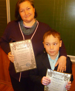 Маяков Даниил, лауреат конкурса «Волшебное перышко», со своим педагогом 