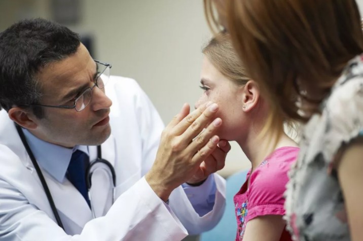Сразу после поступления в стационар ребенка осматривают травматолог и невролог.