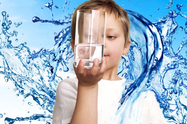 Можно ли детям постоянно пить кипяченую воду вместо сырой? 