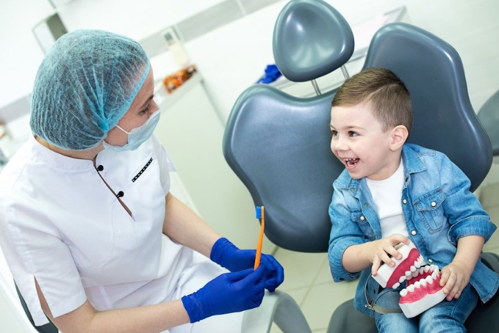 Посещение детской стоматологии является важной частью поддержания здоровья зубов ребенка.