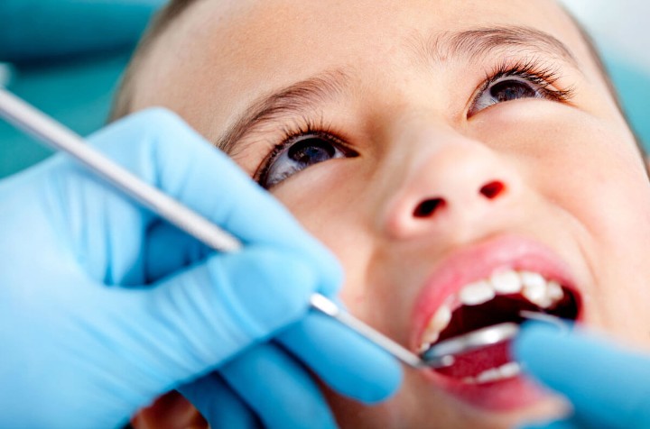 Объясните, что стоматолог будет смотреть на зубы и десны, чтобы убедиться в их здоровье.