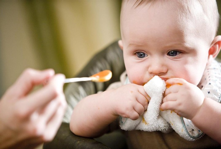 Идеальной едой для младенцев является материнское грудное молоко.