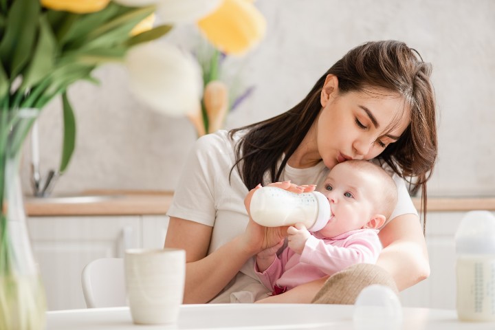 Состав детской смеси должен максимально повторять материнское молоко. 