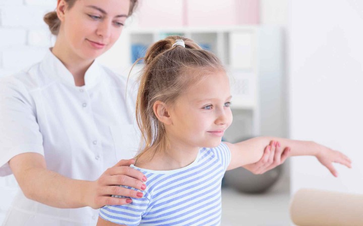 В штате «МОСТа» работают опытные детские остеопаты, знающие все тонкости работы с детским организмом.