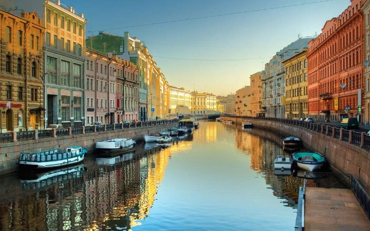Северная Венеция (другое название Санкт-Петербурга) предлагает гостям и жителям экскурсии в огромном количестве.