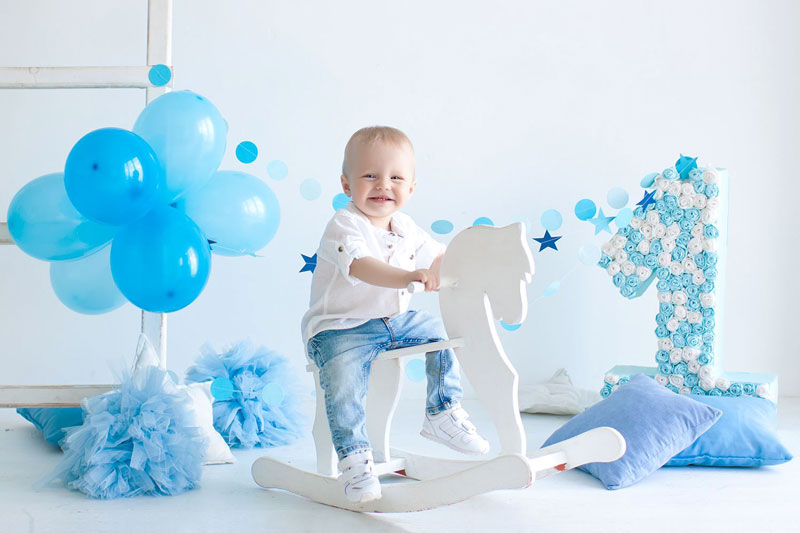 Выберите простое детское украшение из гирлянд и воздушных шаров. 