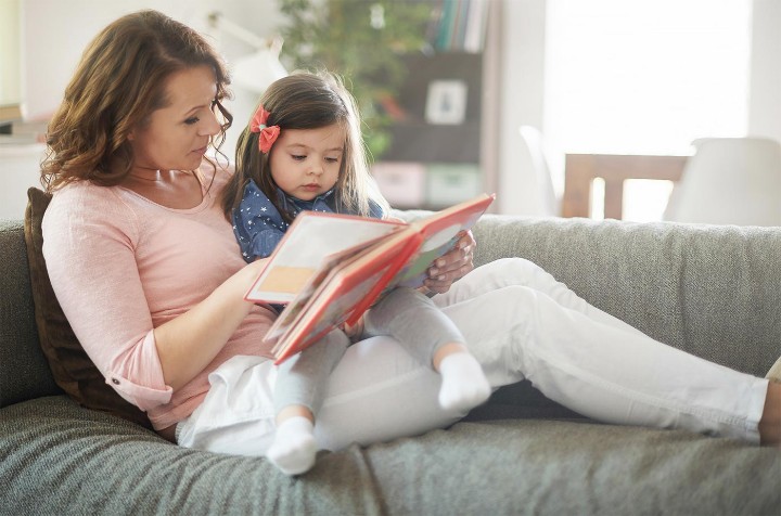 Дальновидные родители начинают прививать любовь к книгам через интригу и игру.