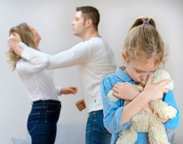 Дети в присутствии агрессивных взрослых копируют их модель поведения. 