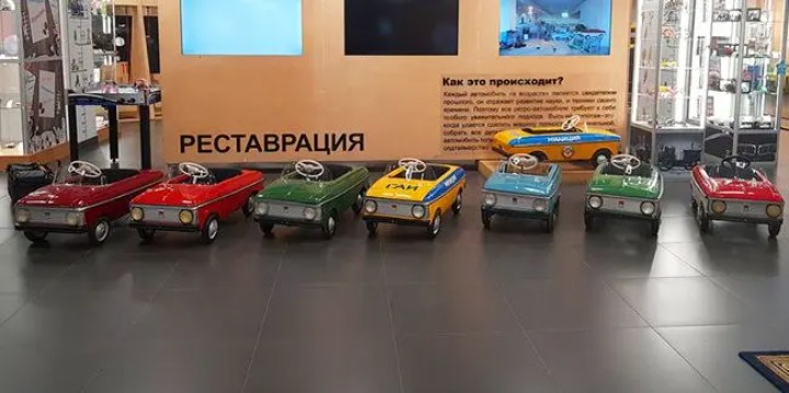 Педальные автомобили представляют собой точные копии реальных исторических машин.