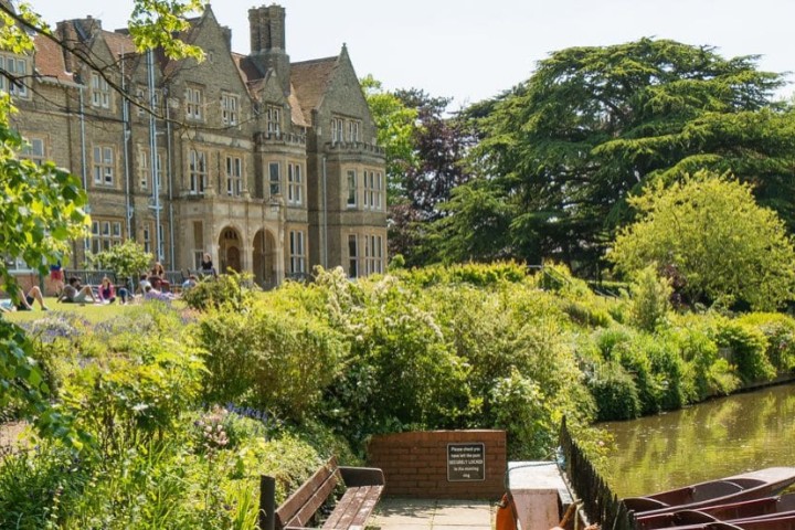 St. Hilda’s College расположен на берегу реки Шеруэлл, всего в нескольких минутах ходьбы от центра Оксфорда.