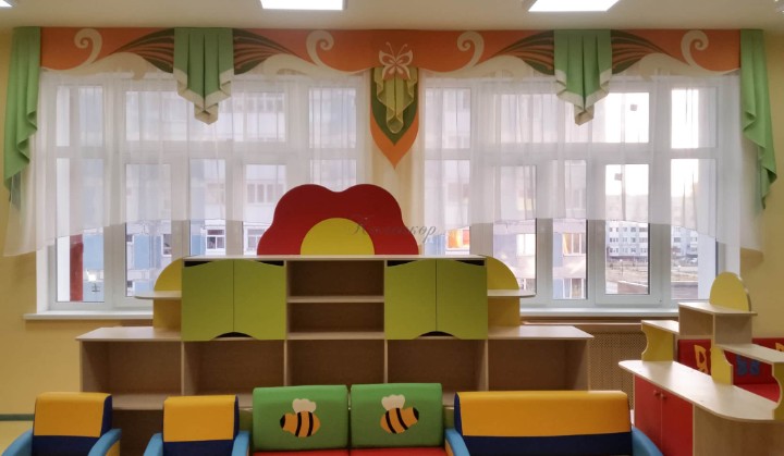 Важным фактором при выборе штор для детского сада является стиль.
