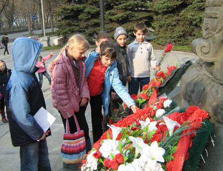 Возложение цветов к памятнику Жукова.