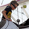 Мальчик установил рекорд полетов на крыле биплана