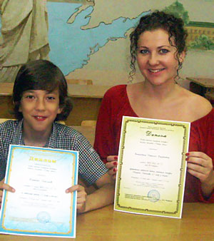 Тыщенко Александр, победитель конкурса «Радуга цвета», и его педагог Баландина Наталья Валерьевна.